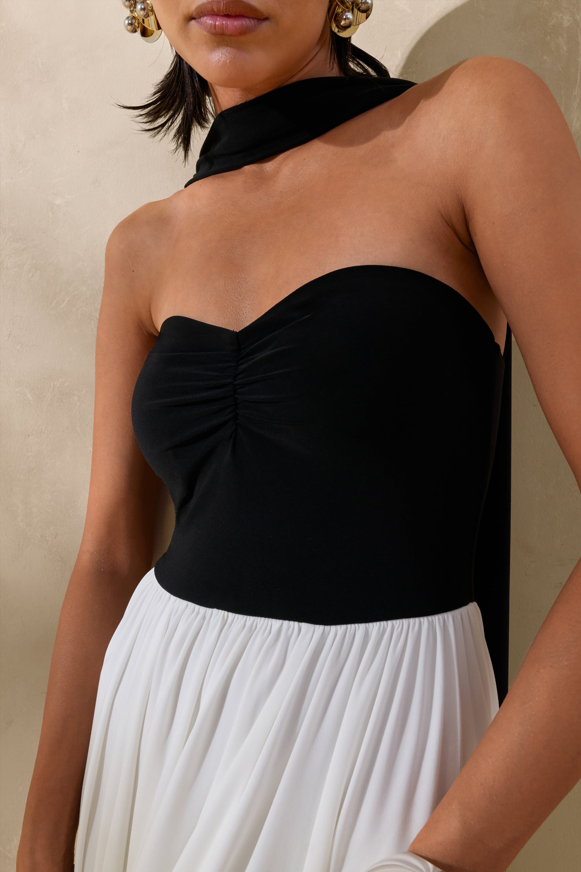 ECM_HR_CL137275002----Beamora-_-Black-&-White-Bandeau-Maxi-Dress-With-Cape-6_4.jpg