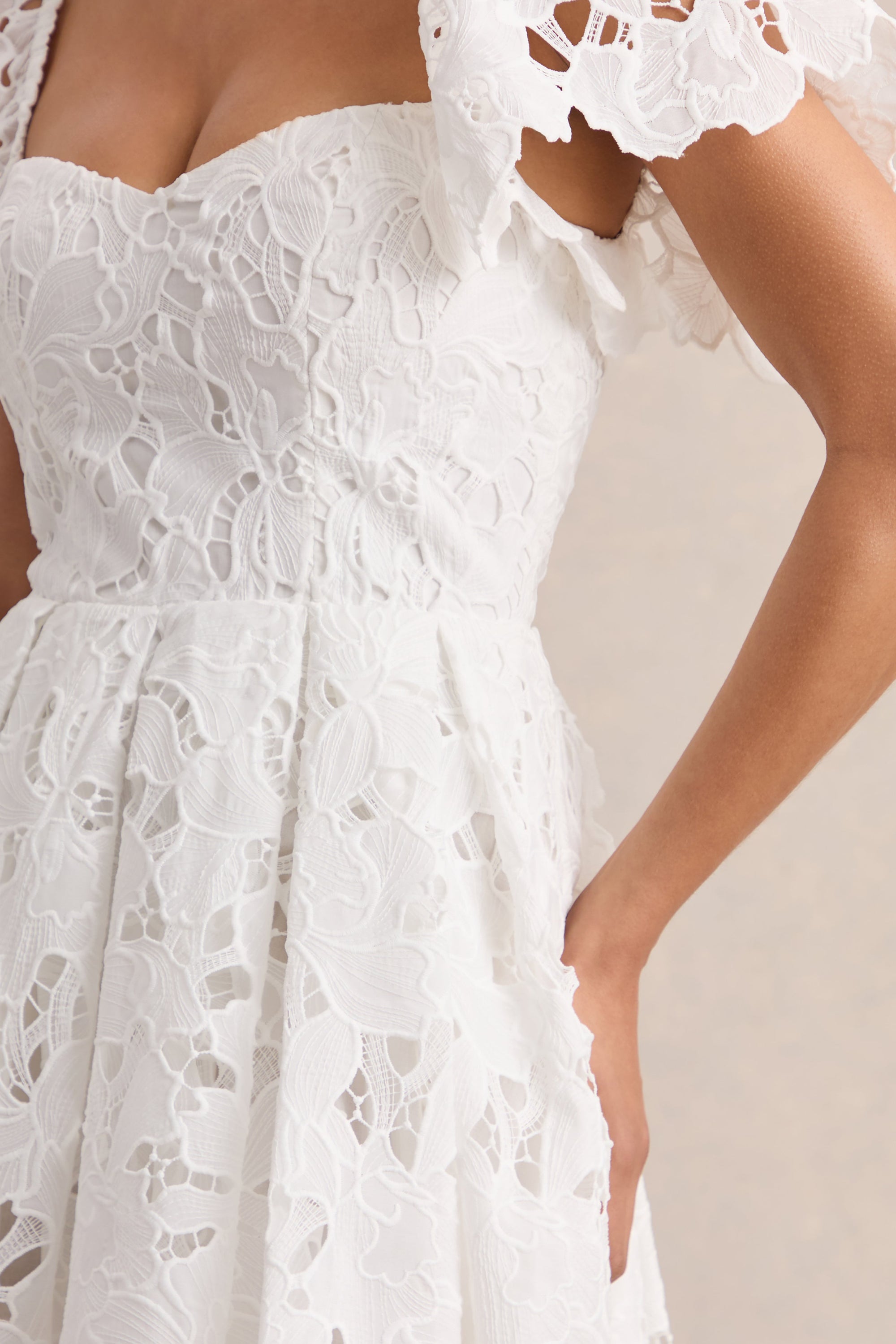 ECM_HR_CL137389110---Vivi-_-White-Lace-Sweetheart-Neck-Mini-Dress-02.jpg