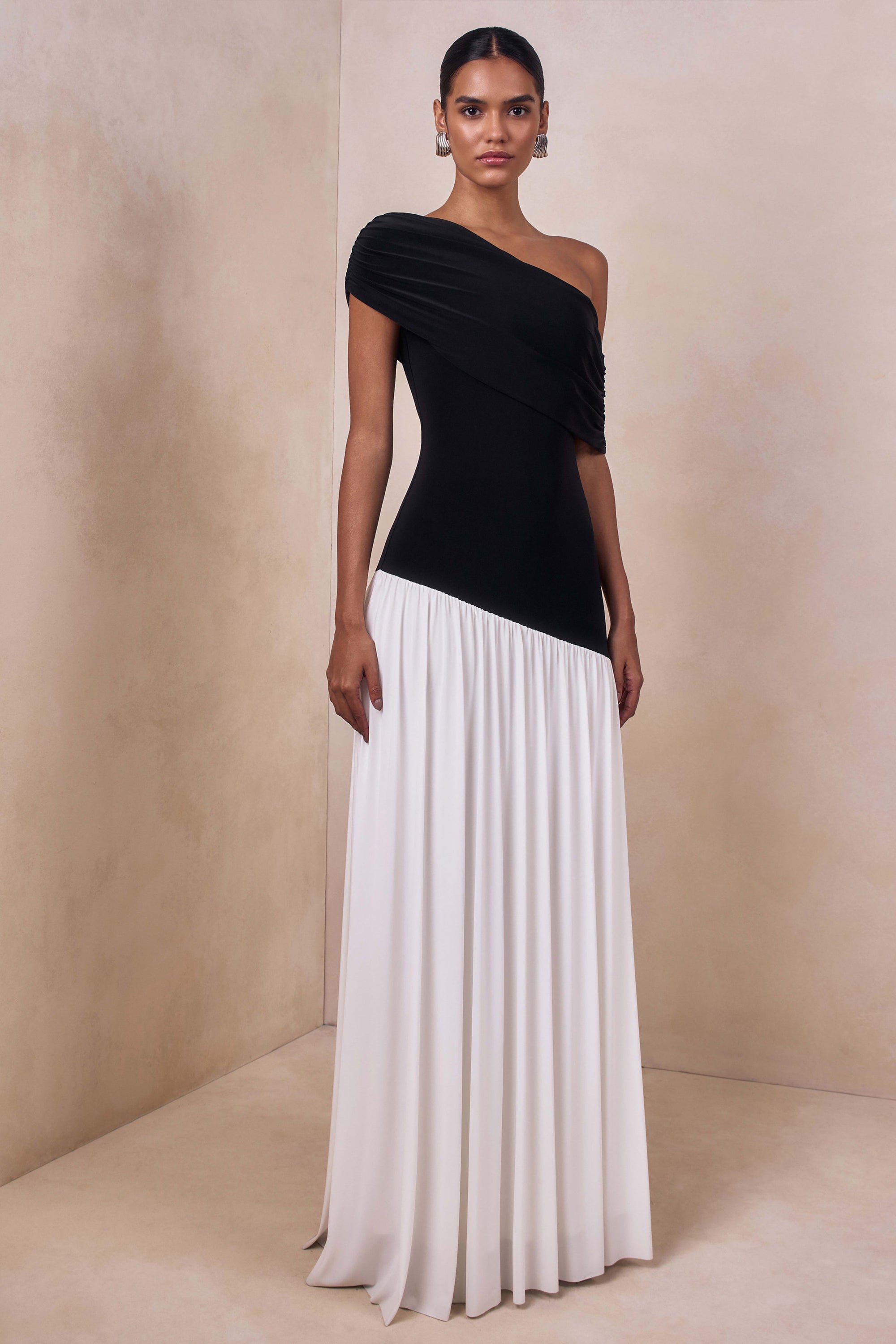 CL13759100206_ECM_HR_CL137591002---Doroyta-_-Black-And-White-Asymmetric-Neck-Maxi-Dress3