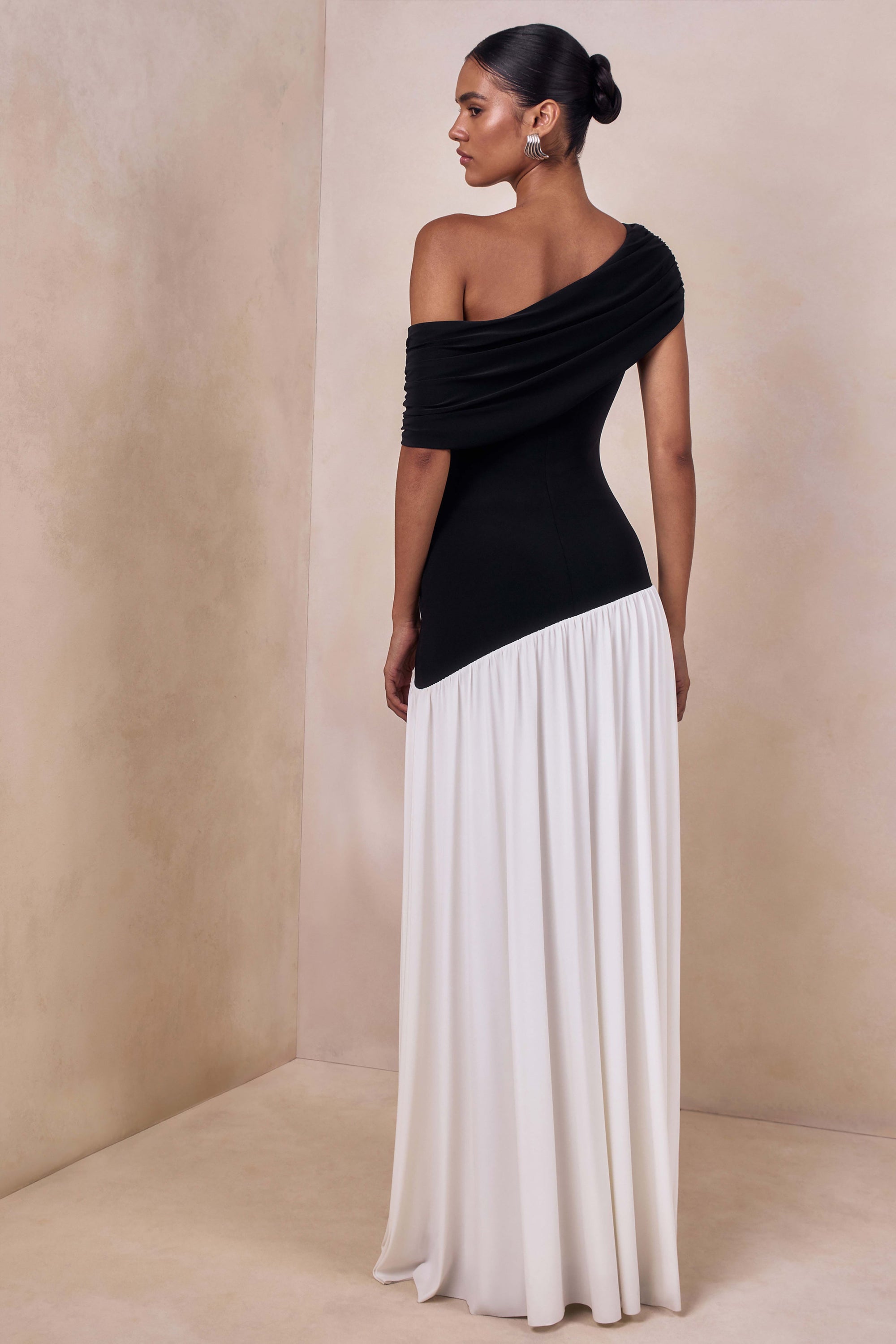 CL13759100206_ECM_HR_CL137591002---Doroyta-_-Black-And-White-Asymmetric-Neck-Maxi-Dress6